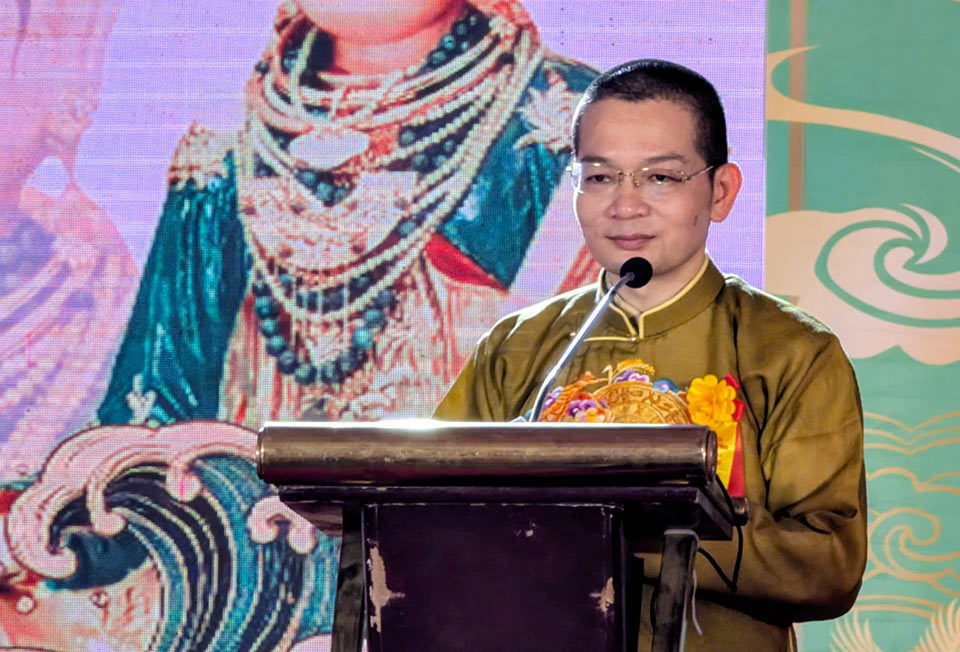 Thầy Huyền Tích - thủ nhang Đền Cô bé Ngai Vàng - chia sẻ tại Lễ hội Bách thiện hiếu vi tiên. Ảnh: Vũ Mai