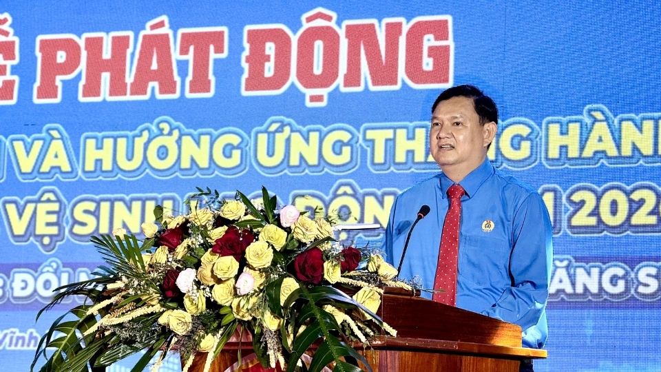 Mr. Nguyen Phuc Linh, Chairman of Vinh Long Provincial Labor Federation, speaking at the Launching Ceremony of Workers' Month and responding to the Action Month on Occupational Safety and Health in 2026. Photo: Hoang Loc