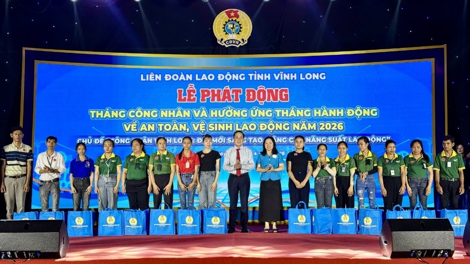 Bà Thái Thu Xương, Phó Chủ tịch Thường trực Tổng Liên đoàn Lao động Việt Nam (thứ 8 từ phải qua) và ông Lâm Minh Đằng, Phó Bí thư Tỉnh ủy trao quà cho công nhân, người lao động có hoàn cảnh khó khăn tại Lễ phát động Tháng Công nhân năm 2026. Ảnh: Hoàng Lộc