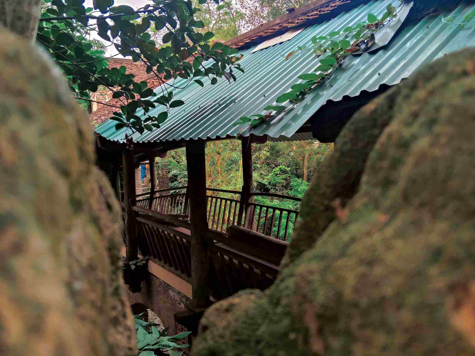 Ngắm nhìn bên trong ngôi nhà cổ qua một khe tường nhỏ, ta chợt nhận ra sự chuyển mình của thời gian. Nơi kiến trúc gỗ xưa vẫn tồn tại, song lại phủ lên bởi những dấu của đời sống hiện đại.