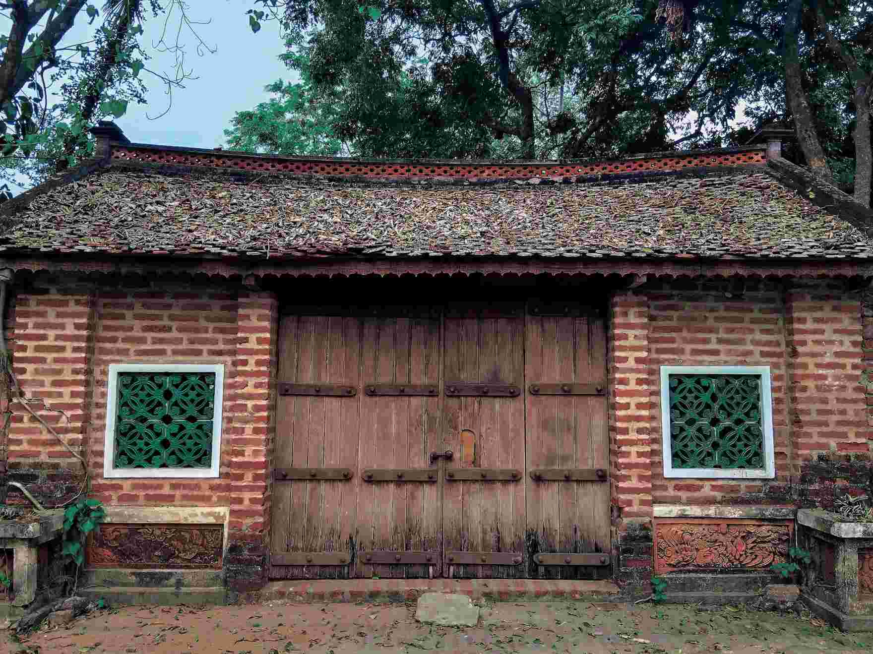 Những vết loang lổ trên cánh cửa, mái ngói phủ kín lá, những mảng rêu phong trên bức tường cũng đủ khiến người ta cảm nhận được thời gian đã đi qua nơi này chậm rãi và sâu lắng đến thế nào.