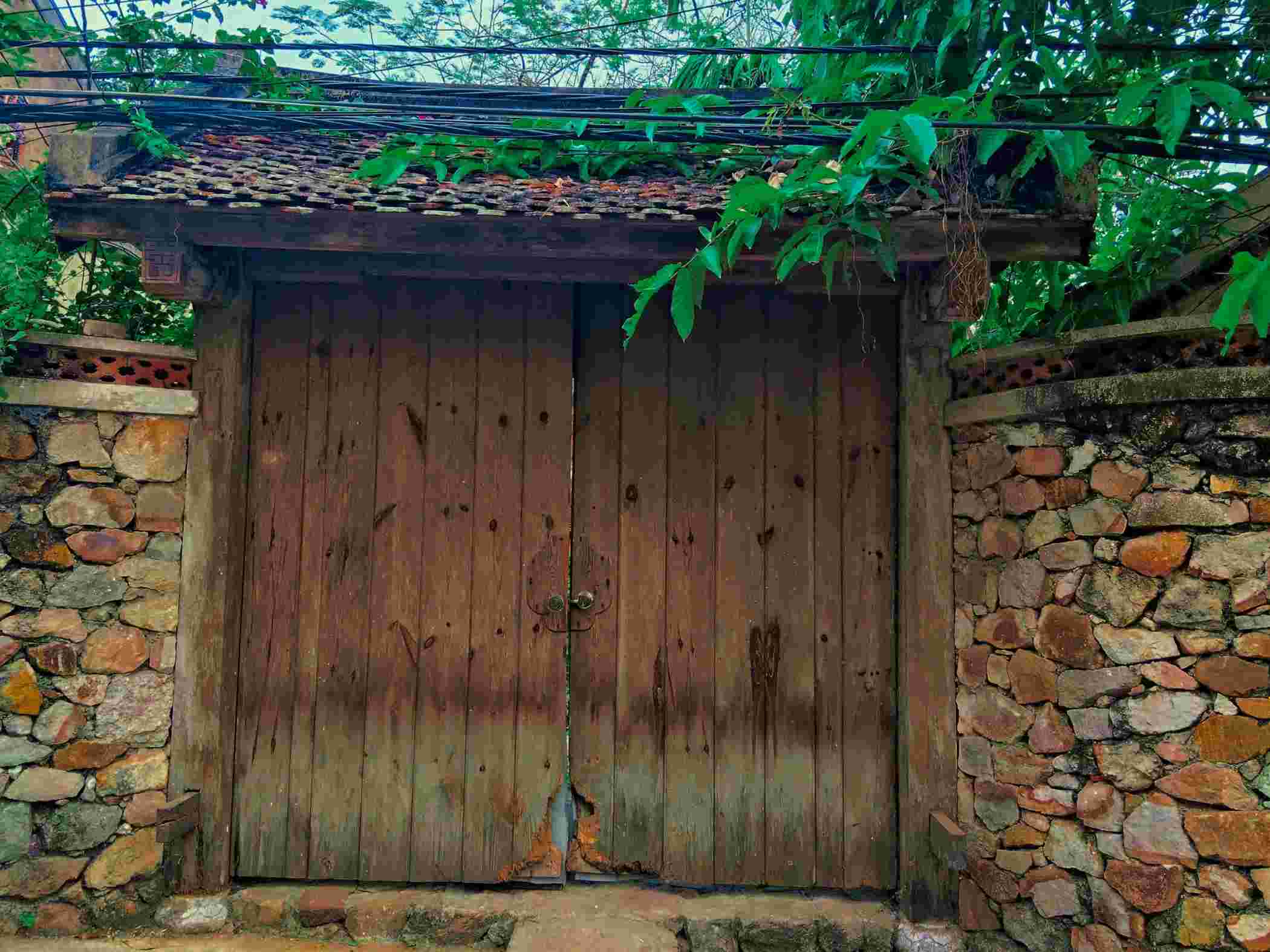 Ngôi nhà cổ với tuổi đời trăm năm cùng bức tường đá hai bên thô ráp và trầm mặc dường như đang kể lại câu chuyện của thời gian đã lặng lẽ trôi qua mà những kiến trúc ấy chưa từng phai nhạt.   