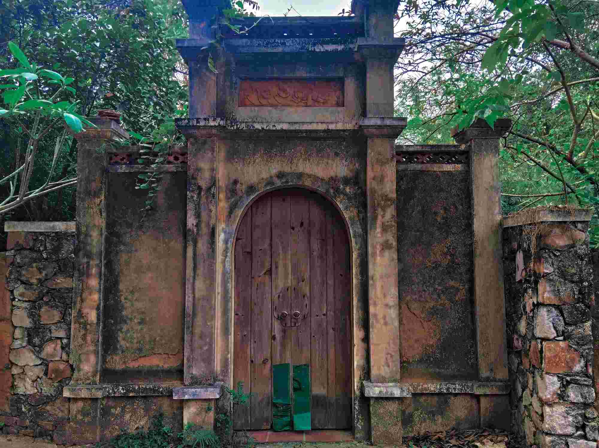 Giữa nhịp sống hiện đại đang dần len lỏi về các vùng quê, làng Hiên Vân vẫn giữ cho mình những dấu tích của thời gian. Từ những con đường nhỏ đến những ngôi nhà cổ, tất cả như những mảnh ghép ký ức, lặng lẽ tồn tại và kể lại câu chuyện của một mảnh đất Kinh Bắc qua nhiều thế hệ. 