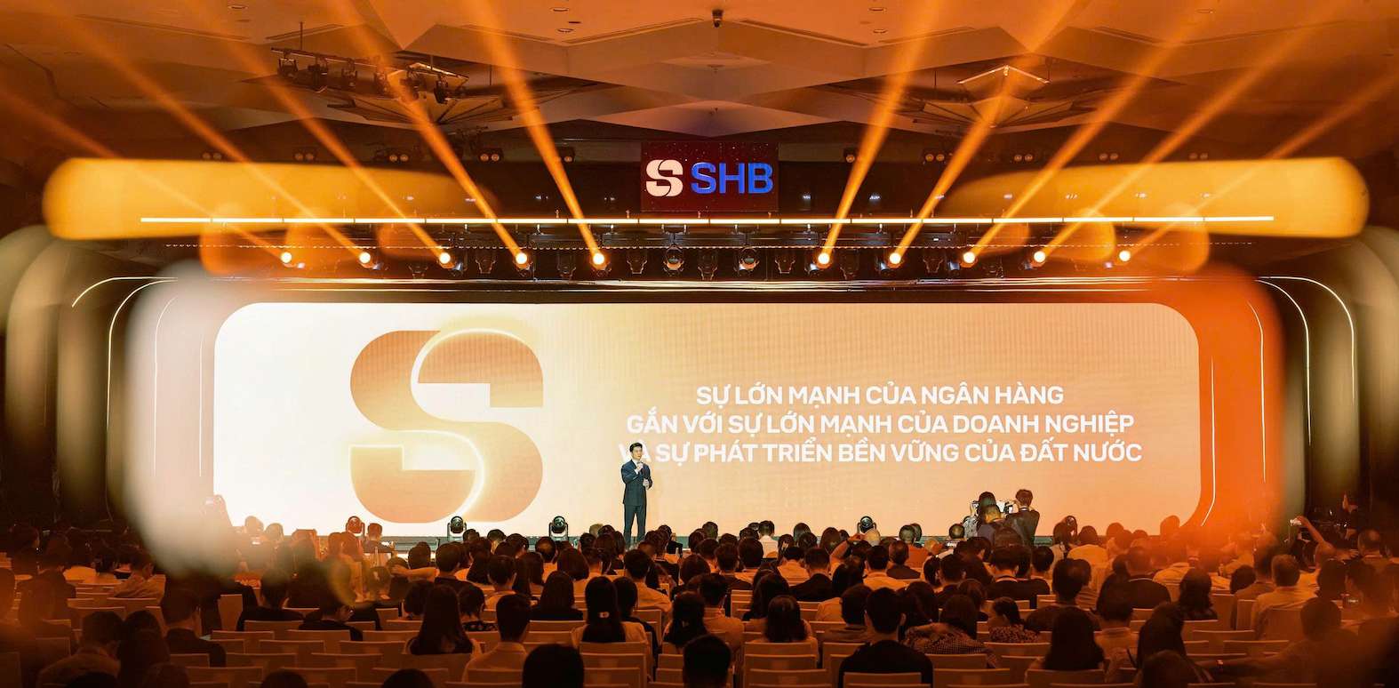 Vice Chairman of the Board of Directors cum Deputy General Director Do Quang Vinh presents before the SHB General Meeting of Shareholders. Photo: SHB