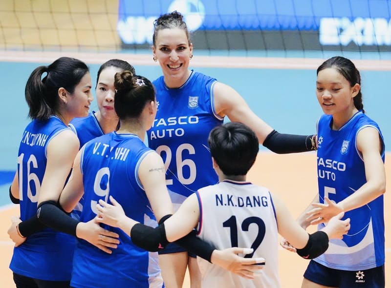 グエン・トゥアン・キエット監督とハノイ女子チームは、VTV9-ビンディエンカップ2026で、レベルの高い国際的な対戦相手と対戦する機会を得るでしょう。写真:VFV