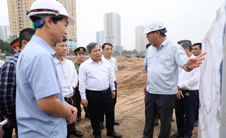Chairman of Hanoi People's Committee Vu Dai Thang inspects progress at the flood prevention project construction site. Photo: Le Hai