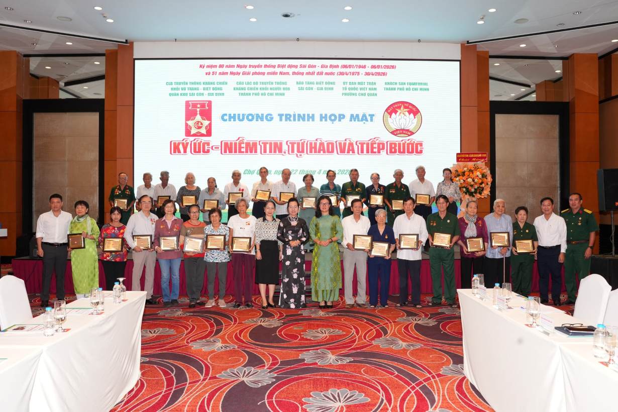 Ban tổ chức tặng quà tri ân. Ảnh: