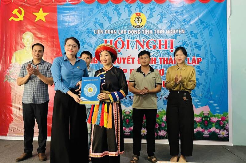 Establishment of the Grassroots Trade Union of Yen Duong Cooperative. Photo: Thai Nguyen Trade Union