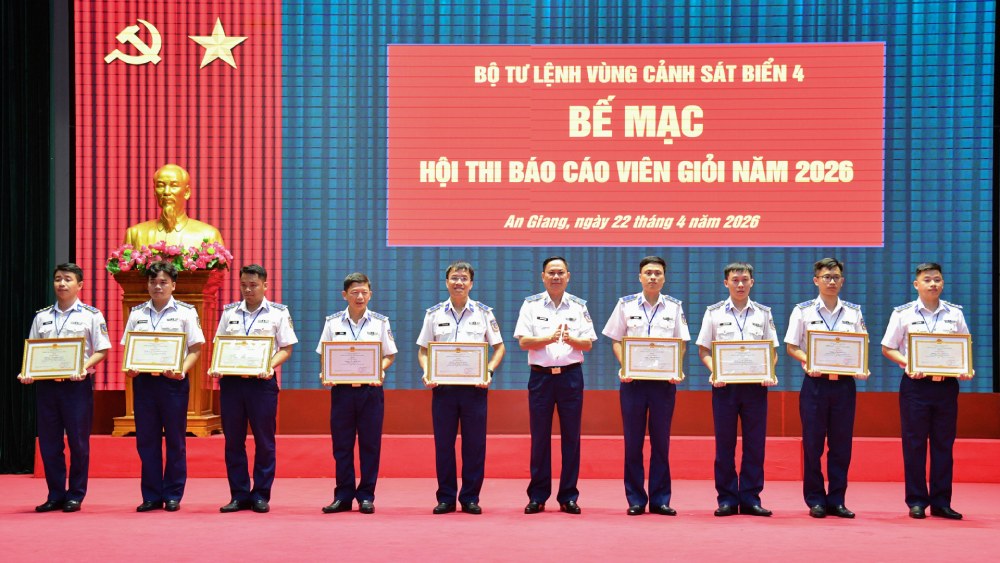 Thiếu tướng Nguyễn Văn Dũng - Bí thư Đảng ủy, Chính ủy Bộ Tư lệnh Vùng Cảnh sát biển 4 trao tặng giấy khen cho các cá nhân đạt giải. Ảnh: Đức Thái