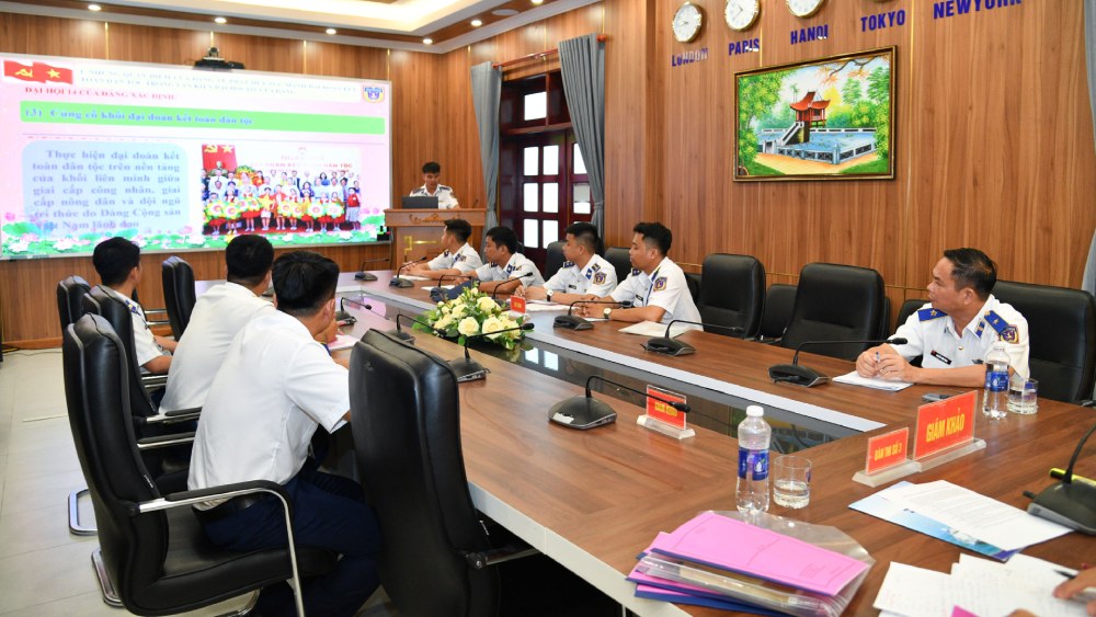 응우옌반중 소장 - 해안경비대 4구역 사령부 당위원회 서기, 정치위원이 홍보 실습 시험을 치르는 수험생들을 직접 지켜보고 있습니다. 사진: 덕타이
