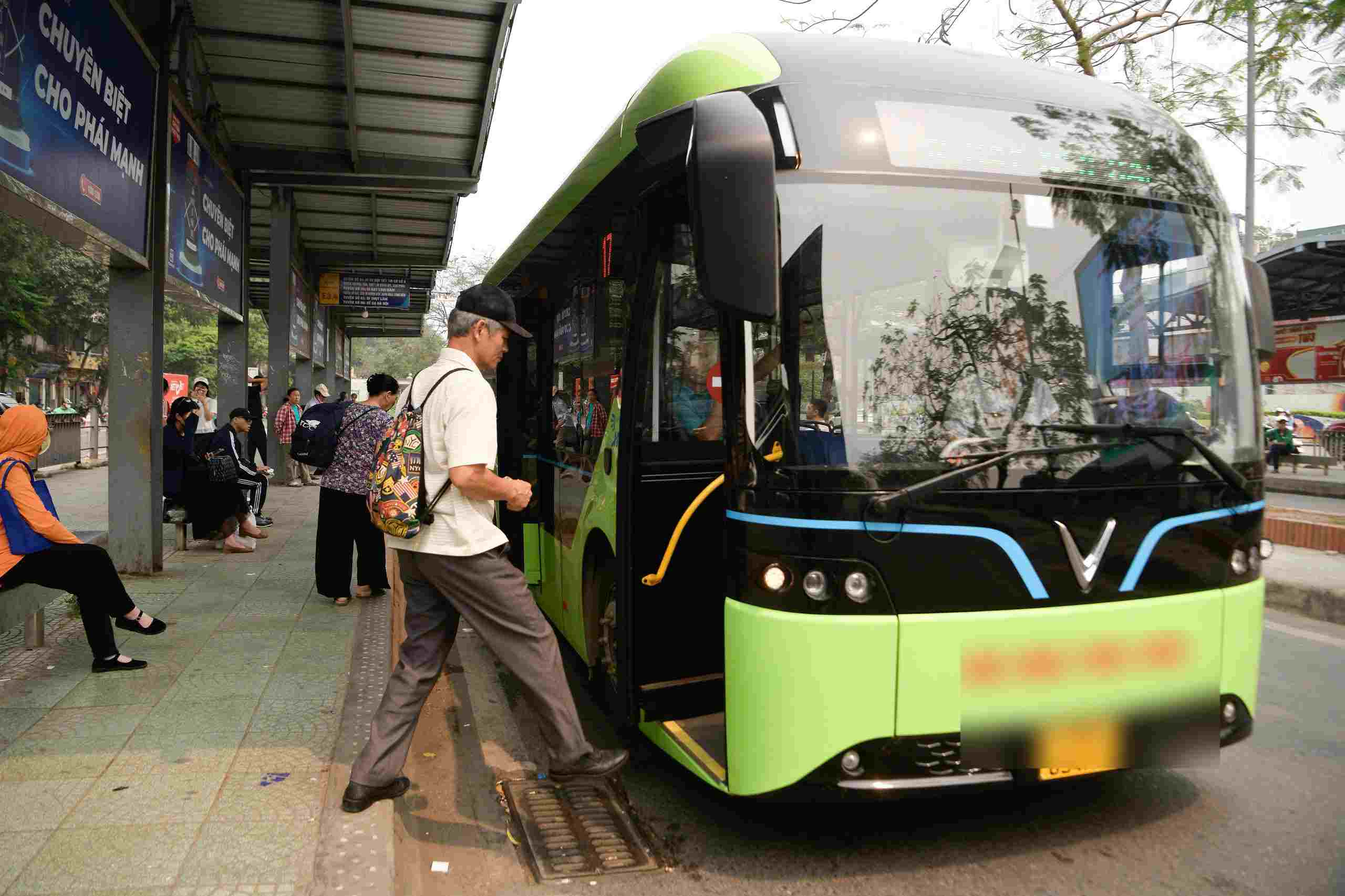 Xe điện đã được đưa vào sử dụng trên nhiều tuyến buýt ở Hà Nội trong thời gian qua. Ảnh: Thế Kỷ