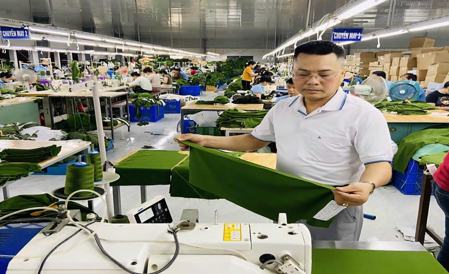 Le lieutenant-colonel Hoàng Văn Hòa inspecte les produits à la succursale du Centre, société à responsabilité limitée à membre unique 19. 5. Photo: Personnage fourni