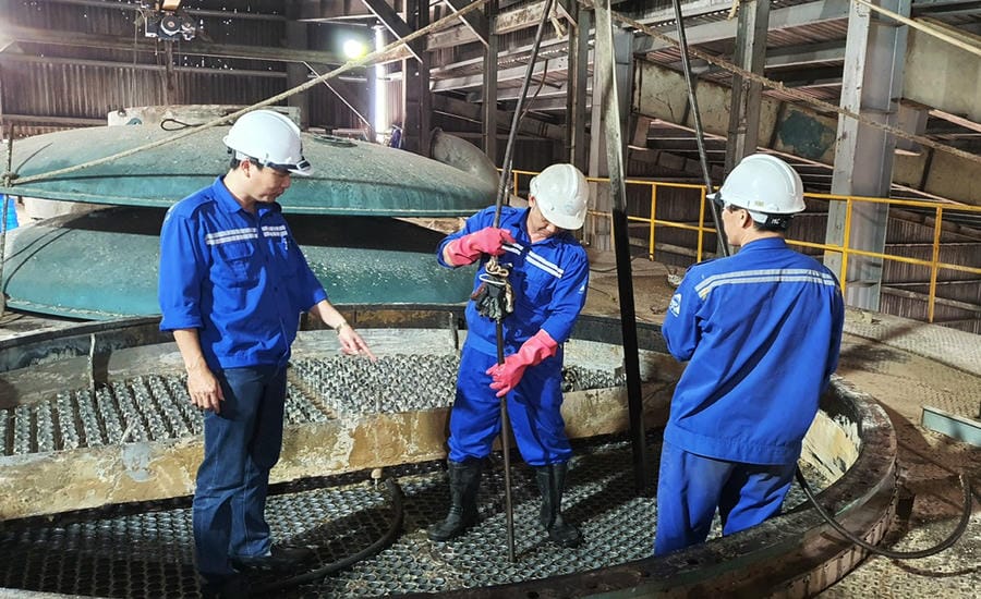 Mr. Nguyen Tien Phong (left) operates the initiative "Cleaning tubes of equipment evaporating falling film using high-pressure water compressors" into production. Photo: Hoai Phuong