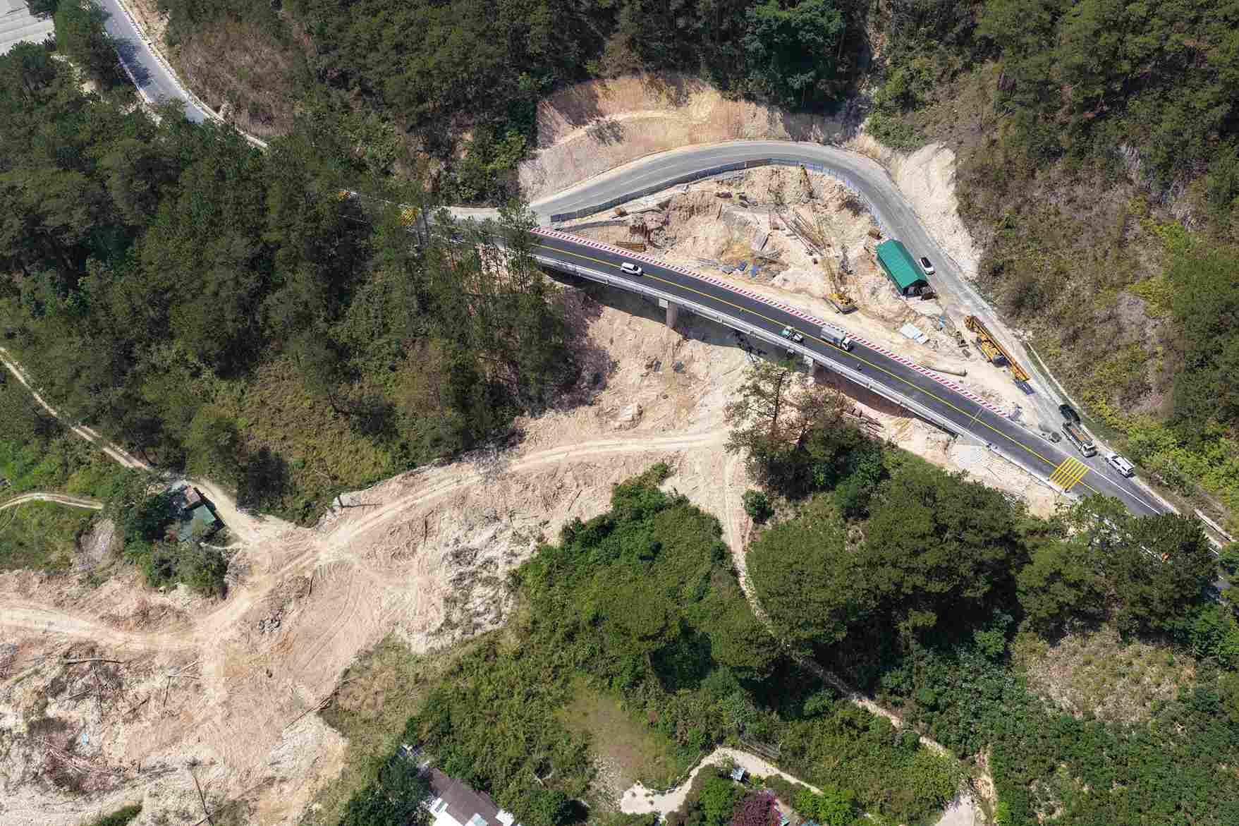 Xuan Huong Bridge - The overpass over the landslide point on Mimosa Pass was officially opened to traffic in both directions on April 22. Photo: Phuc Khanh