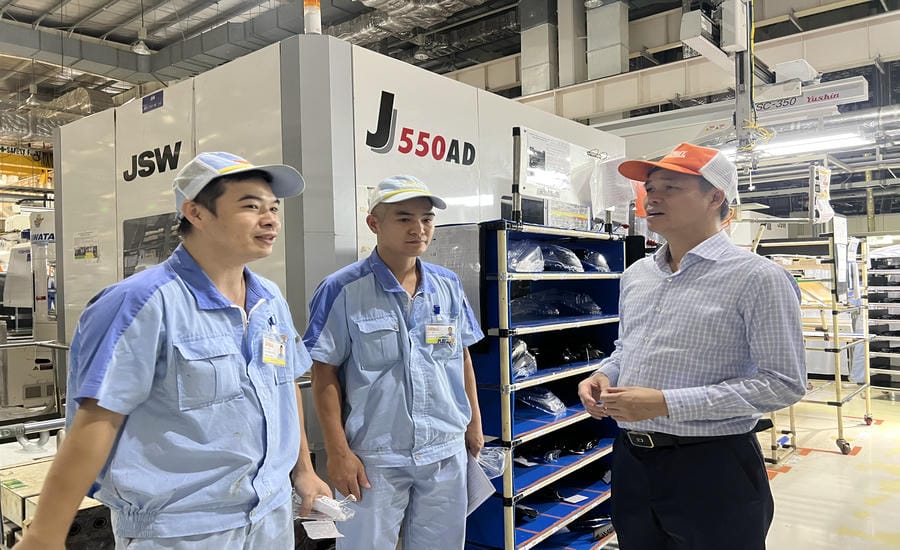 Le vice-président de la Confédération générale du travail du Vietnam, Ngo Duy Hieu (à droite), s'entretient avec les ouvriers de la société Stanley Vietnam Electricity Co., Ltd. sur le mouvement d'initiative et de créativité. Photo: Kieu Vu