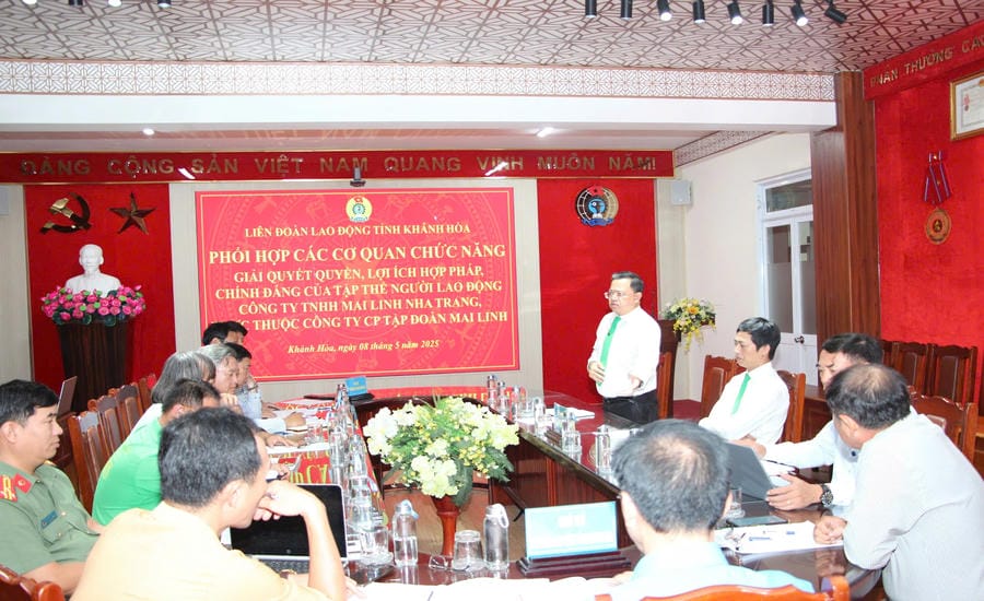 La Fédération du travail de la province de Khánh Hòa participe au soutien à la protection des droits des travailleurs travaillant à la société à responsabilité limitée Mai Linh Nha Trang qui ont des arriérés de salaires et d'assurance sociale prolongés. Photo: Phương Linh