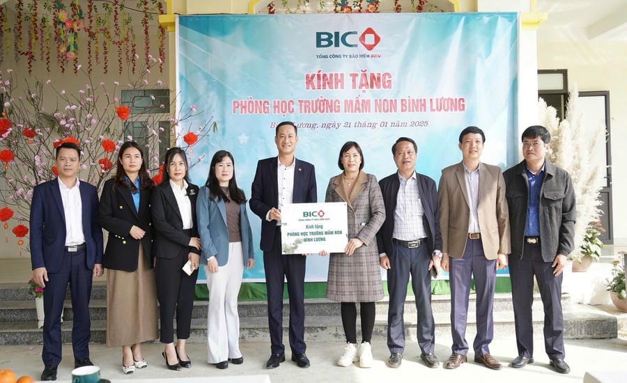 Dr. Vu Minh Hai - Directeur général adjoint, président du syndicat de base (5e à partir de la gauche) remet une salle de classe à l'école maternelle de Binh Luong. Photo: Syndicat bancaire