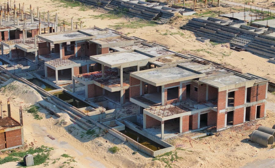 Projet Laimian en bord de mer avec des centaines de villas qui n'ont pas encore pris forme, exposées à l'acier. Photo: THANH TUẤN