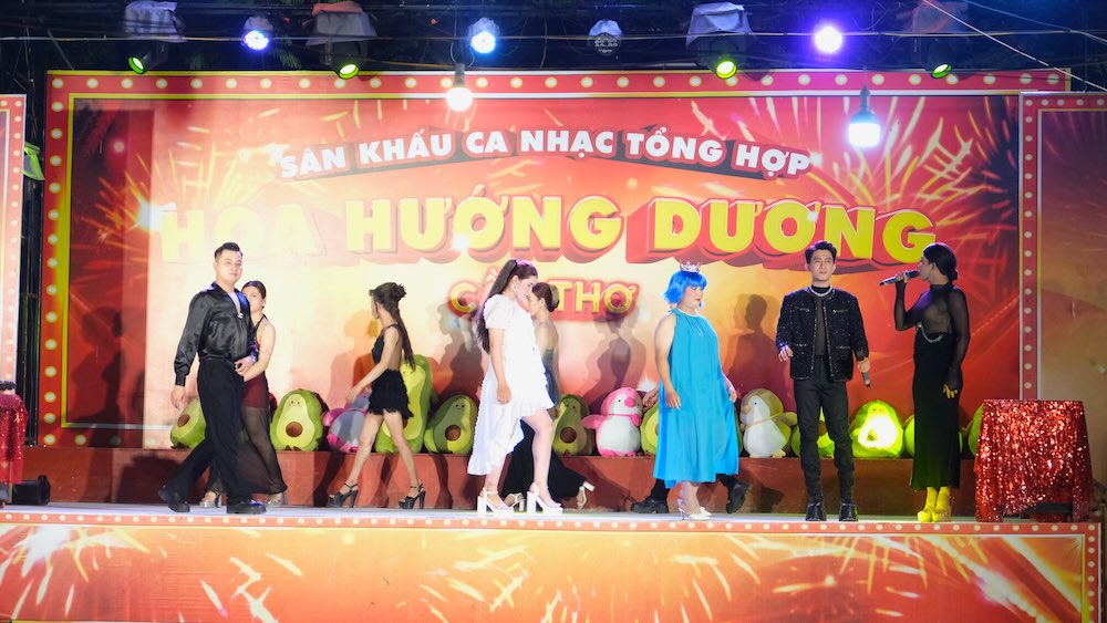 Các nghệ sĩ trong đêm diễn ra mắt khán giả trước khi bước vào phần kêu số. Ảnh: Phong Linh.