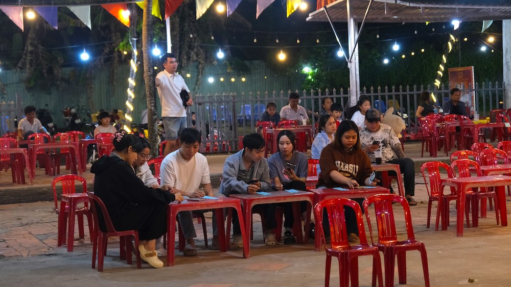 gày nay, vào các dịp lễ, Tết, nhiều nhóm bạn trẻ thường rủ nhau đến xem và chơi lô tô. Ảnh: Phong Linh. 