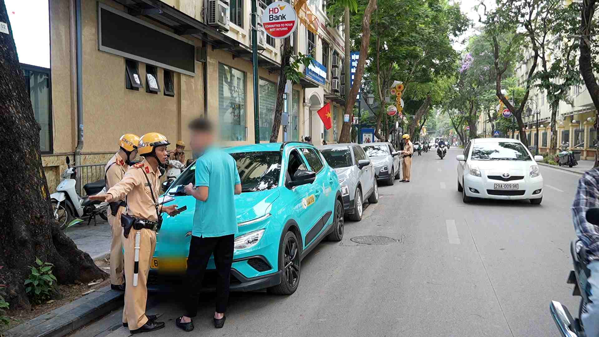 In 1 week, Hanoi Police fined more than 1,000 vehicles for illegal parking