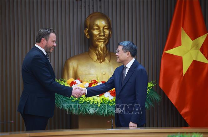 Politburo Member, Prime Minister Le Minh Hung receives Estonian Minister of Foreign Affairs Margus Tsahkna. Photo: VNA
