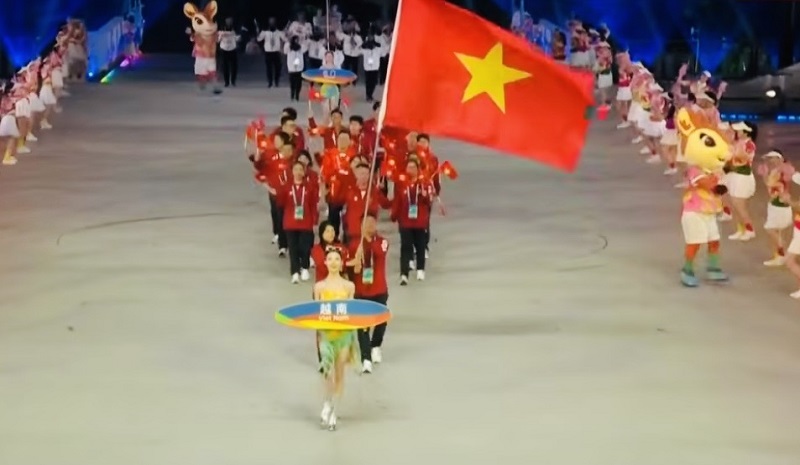 베트남 선수단이 2026년 아시아 비치 게임 개막식에서 퍼레이드를 했습니다. 비디오 캡처 사진
