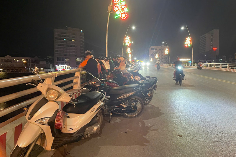 Người dân theo dõi quá trình vớt thi thể. Ảnh: Đinh Đại