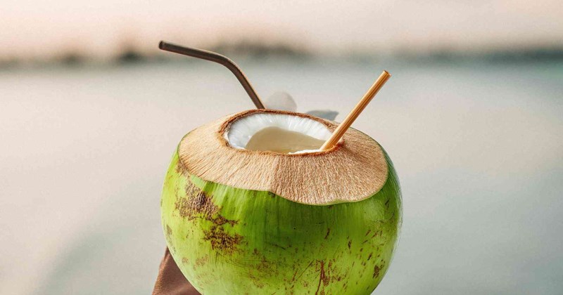 Uống nước dừa đúng cách buổi sáng: Lợi ích sức khỏe bất ngờ