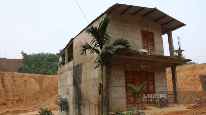 Nhiều căn nhà vẫn chưa di dời, bàn giao mặt bằng. Ảnh: Việt Bắc