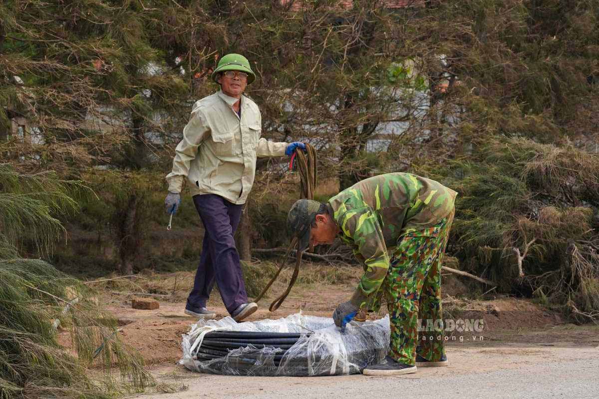 Lực lượng chức năng cùng người dân địa phương đang tất bật hoàn thiện những phần việc cuối cùng.