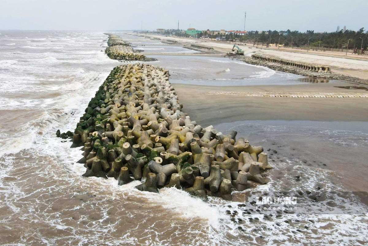Hệ thống kè được xếp phía bờ biển để chắn sóng.