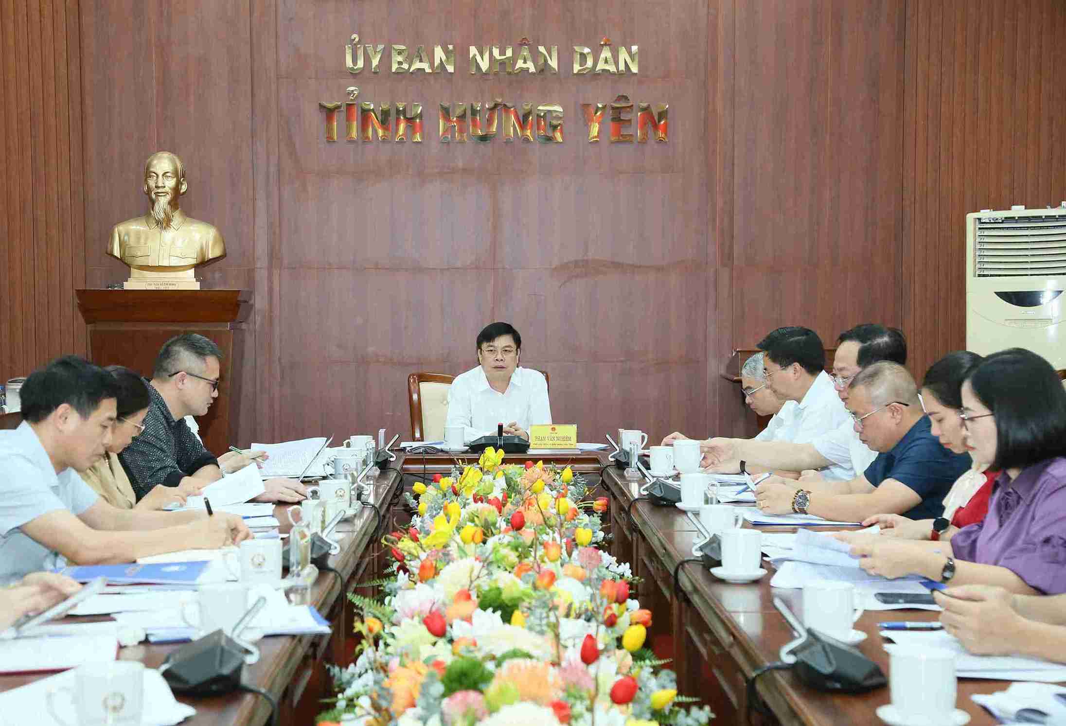 Phó Chủ tịch UBND tỉnh Phạm Văn Nghiêmc hủ trì cuộc họp. Ảnh: Tất Đạt