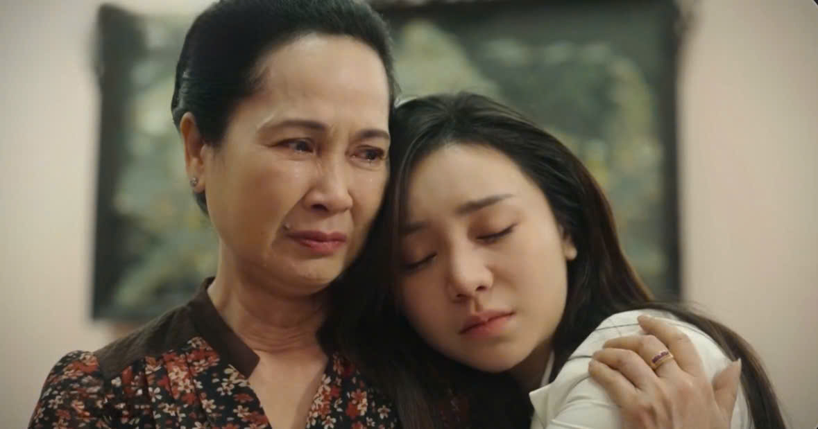 Ms. Hanh (Tran Lam's mother) confides in Thuong about past injuries. Photo: VFC