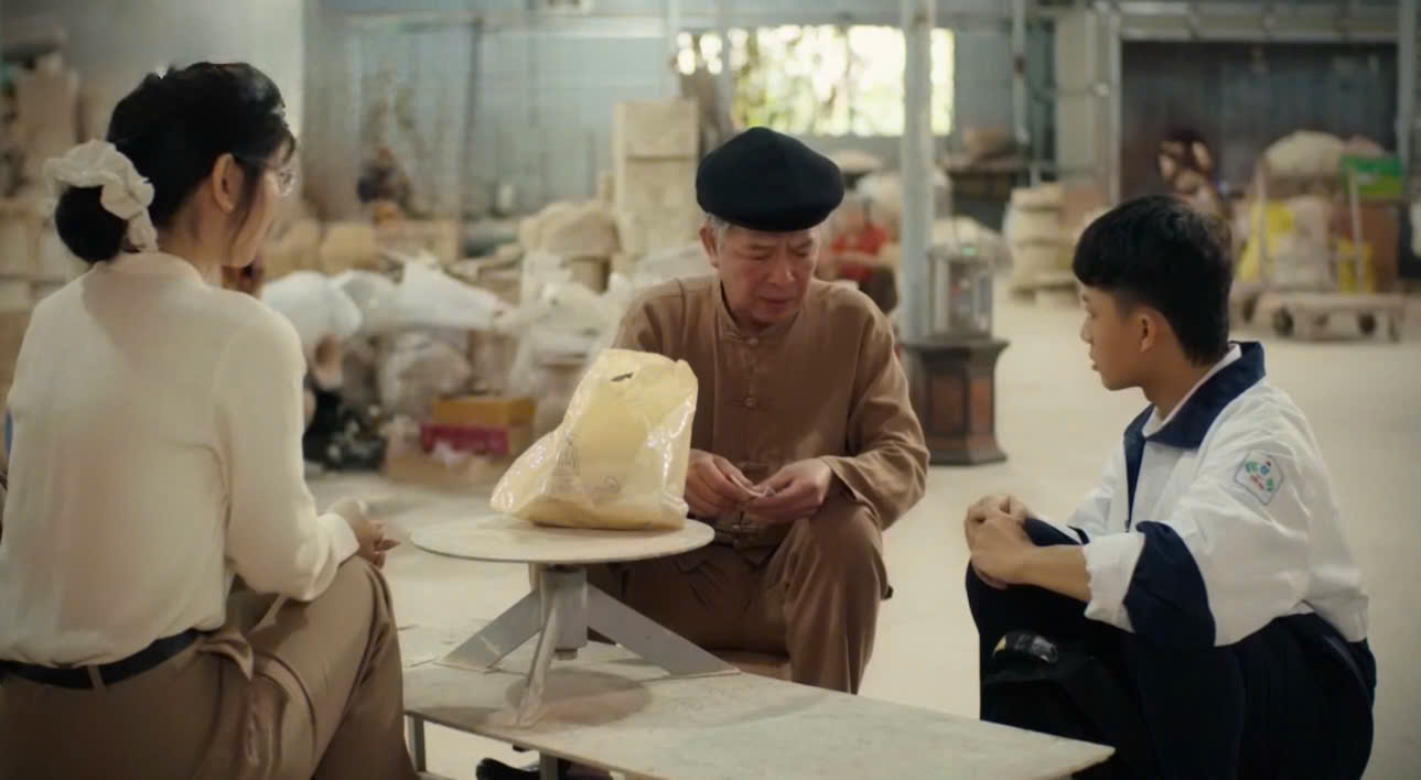 Giang đưa Minh đến xưởng gốm để sửa lại kỷ vật cho chị mình. Ảnh: VFC