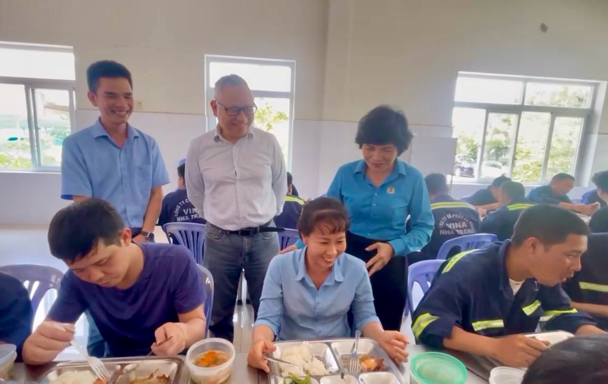 Organizing Trade Union Meals with increased quality for 240 workers in Khanh Hoa. Photo: Tang Thuy