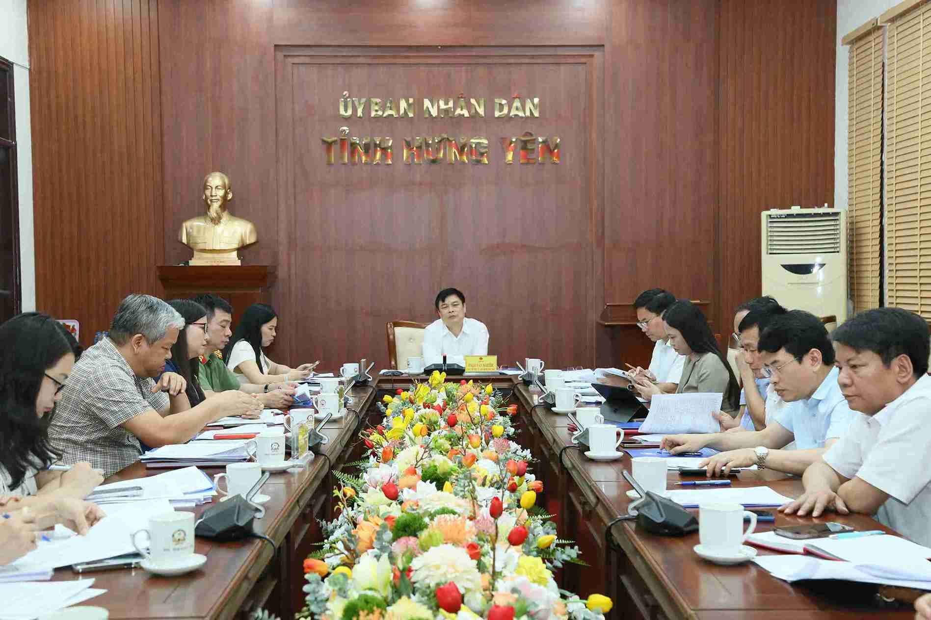 El Consejo Provincial discute y evalúa los expedientes de los docentes que solicitan la concesión del título. Foto: Tat Dat