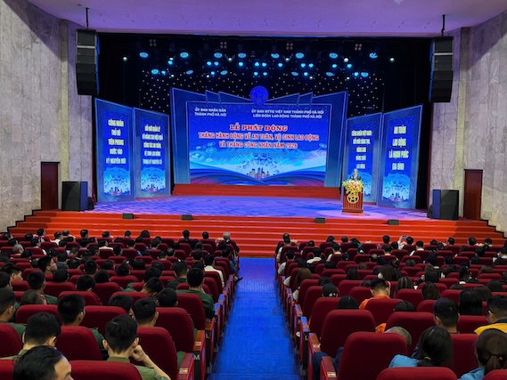 Lễ phát động diễn ra với sự tham gia của gần 1.000 cán bộ, chiến sĩ thuộc Bộ Tư lệnh Thủ đô, Công an Thành phố, cán bộ, công nhân, người lao động tiêu biểu của Trường cao đẳng y tế Hà Nội, Tổng Công ty Điện lực Thành phố Hà Nội. Ảnh: Ngọc Ánh