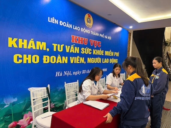 At the Launching Ceremony of the Action Month on Occupational Safety and Health and Workers' Month 2026 organized by the Hanoi People's Committee in coordination with the Vietnam Fatherland Front Committee of Hanoi City on the morning of April 23, there was a free health examination and consultation area for workers. Photo: Ngoc Anh