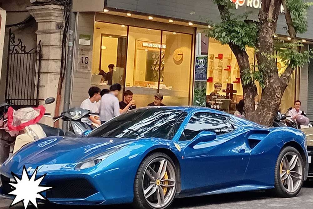 The Ferrari 488 Spider appeared on the streets of Hanoi with the original blue paint color after having the previous decal removed. Photo: Huu Tai