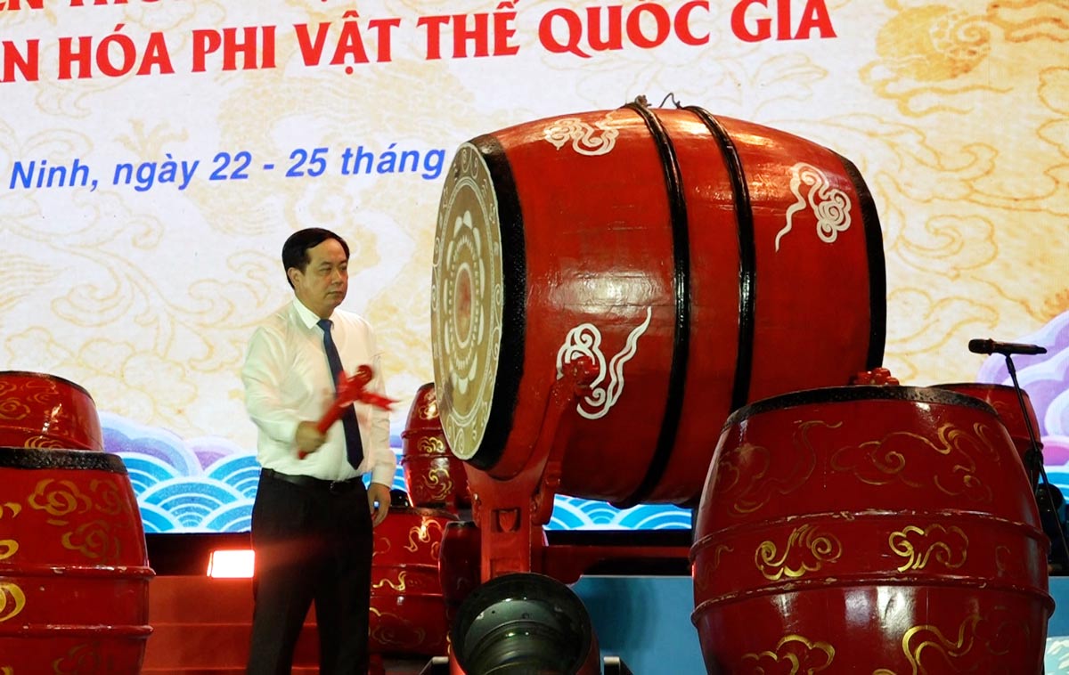 M. Mai Vu Tuan, chef du comité de gestion du patrimoine mondial de la baie d'Ha Long - Yen Tu, bat le tambour d'ouverture du festival Bach Dang 2026 (Quang Ninh). Photo: Doan Hung