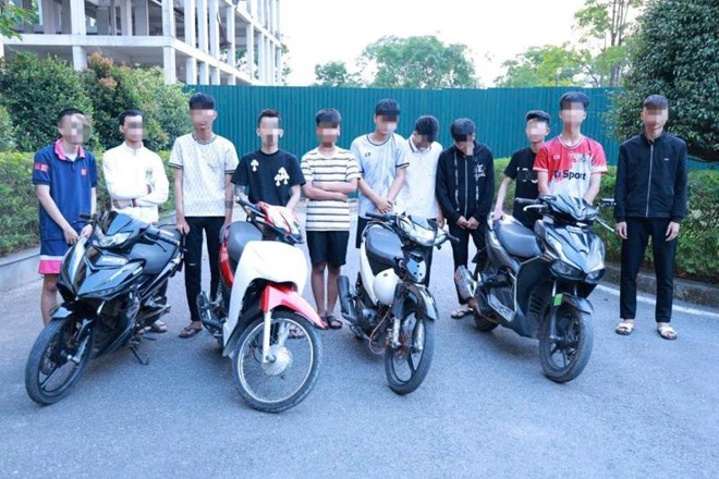 Nhóm đối tượng lái xe mang theo hung khí rượt đuổi nhau trên phố