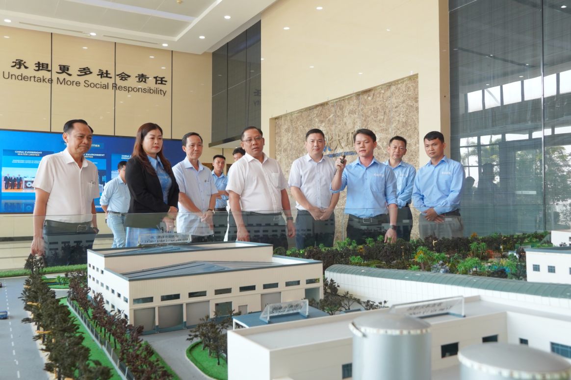 Ông Trần Chí Hùng (đeo kính) – Phó Chủ tịch UBND thành phố Cần Thơ tham quan Nhà máy xử lý chất thải rắn Cần Thơ. Ảnh: Tạ Quang