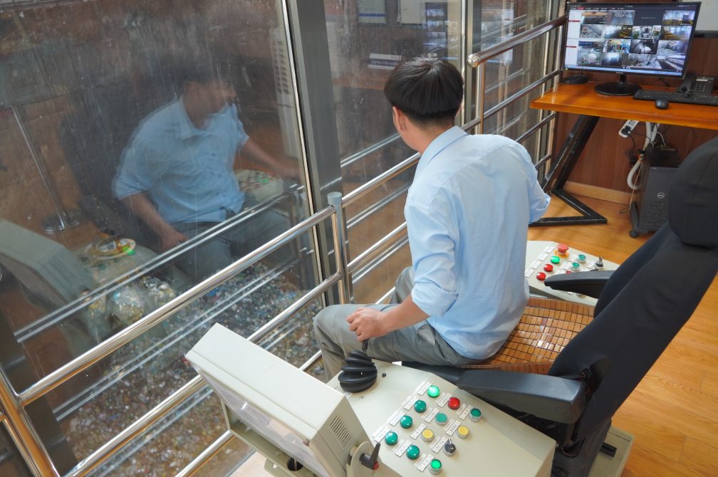 Nhân công thực hiện công đoạn đưa rác vào trong lò. Ảnh: Tạ Quang