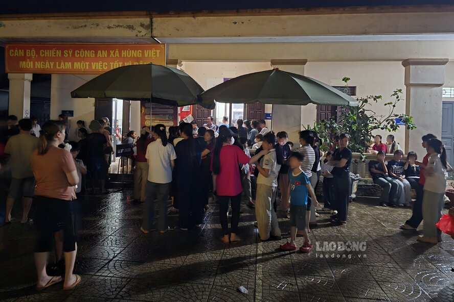 Rất đông phụ huynh, học sinh đến trụ sở Công an xã Hùng Việt để làm CCCD và tài khoản định danh điện tử. Ảnh: Tô Công