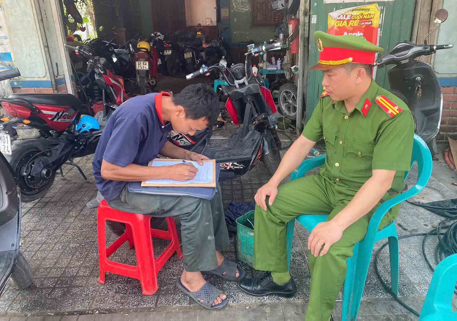 La policía del barrio de Tran Phu previene la situación de "tunear y modificar" motocicletas eléctricas exigiendo a los talleres de reparación que firmen un compromiso de no ayudar a las infracciones. Foto: Policía de Ha Tinh