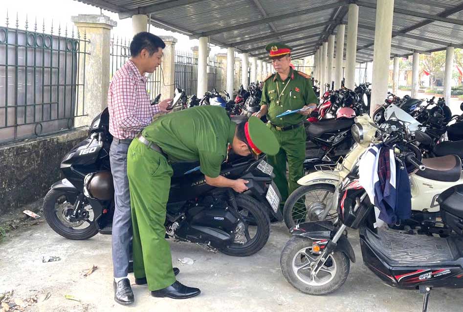 Công an xã Cẩm Xuyên kiểm tra xe của học sinh nhằm phát hiện, xử lý các xe độ, chế gây mất an toàn. Ảnh: Công an Hà Tĩnh