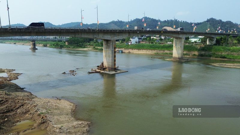 Mực nước sông Hồng lên xuống cũng ít nhiều ảnh hưởng đến việc thi công kè. Ảnh: Đinh Đại