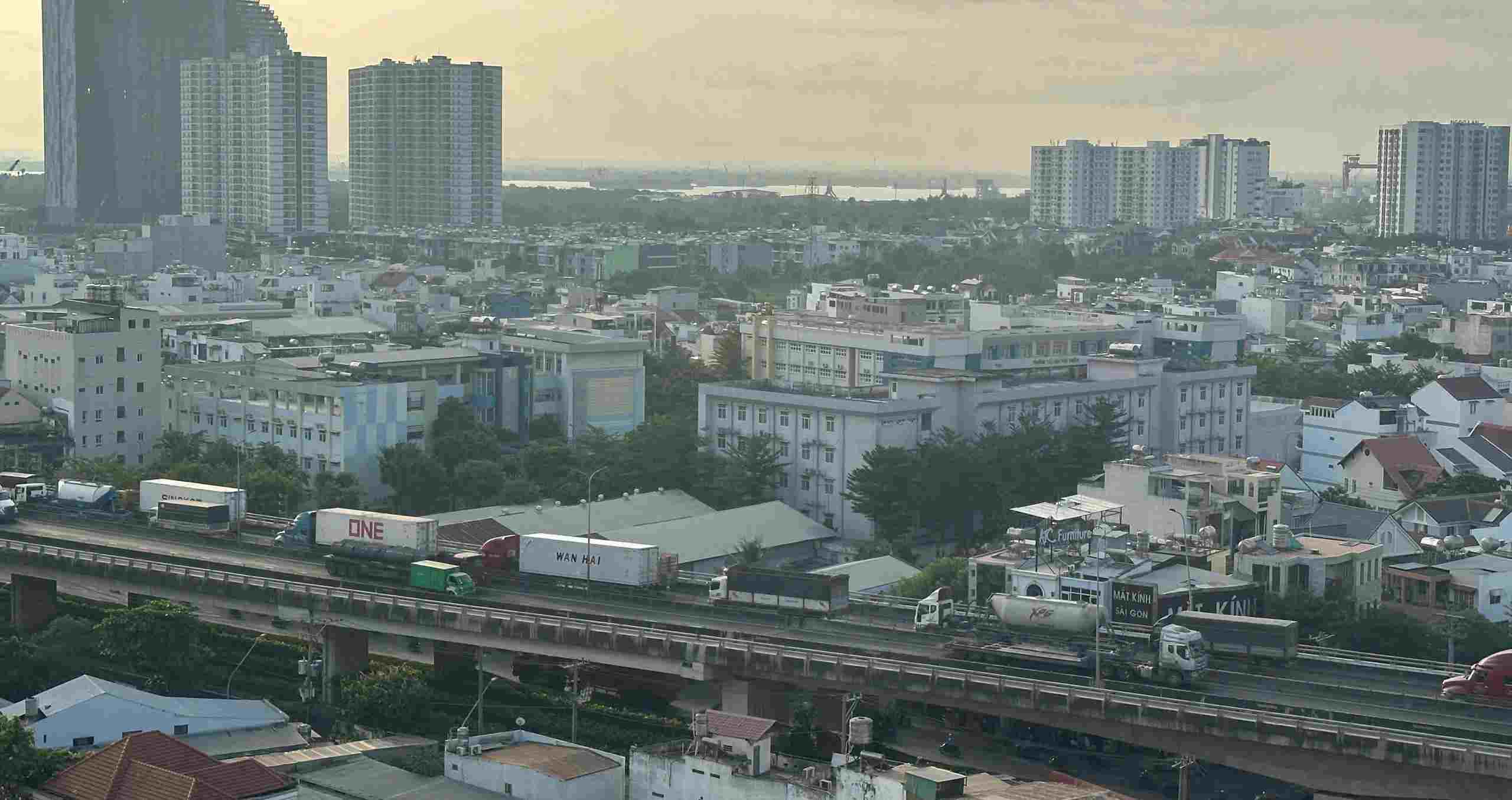 Lưu lượng xe qua cầu Phú Mỹ mỗi ngày rất đông, chủ yếu là xe tải và container chở hàng. Ảnh: Minh Tâm