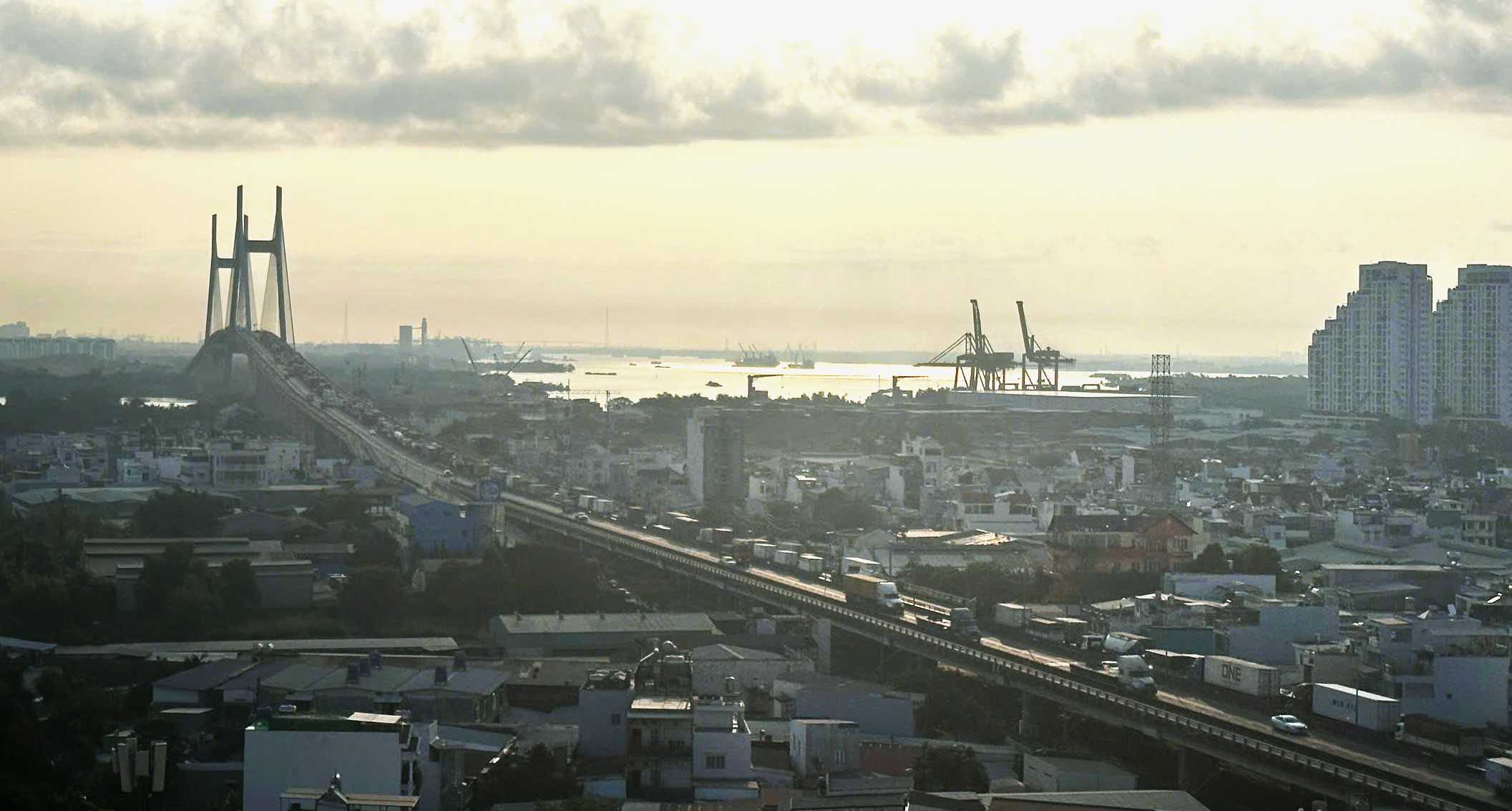 Dòng xe ùn ứ nối đuôi nhau lên cầu Phú Mỹ. Ảnh: Minh Tâm